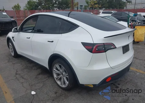 2022 Tesla Model Y Long Range Dual Motor All-Wheel Drive z USA, uszkodzony, nr VIN 7SAYGAEE7NF486066
